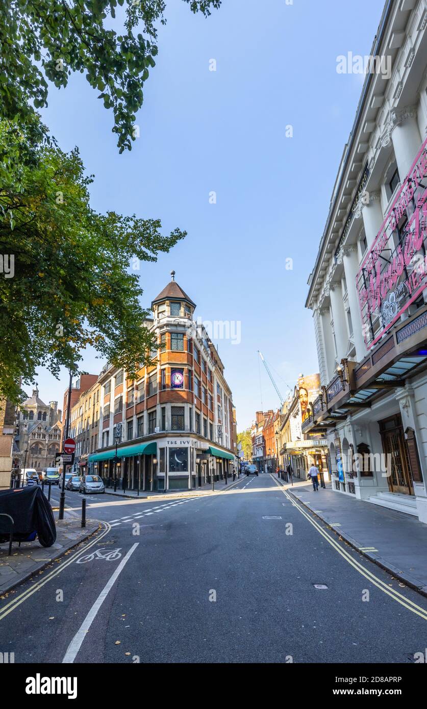 Blick auf das Äußere des berühmten Restaurants, das Ivy and St Martin's Theatre im Theaterland im West End von London, West Street WC2 Stockfoto