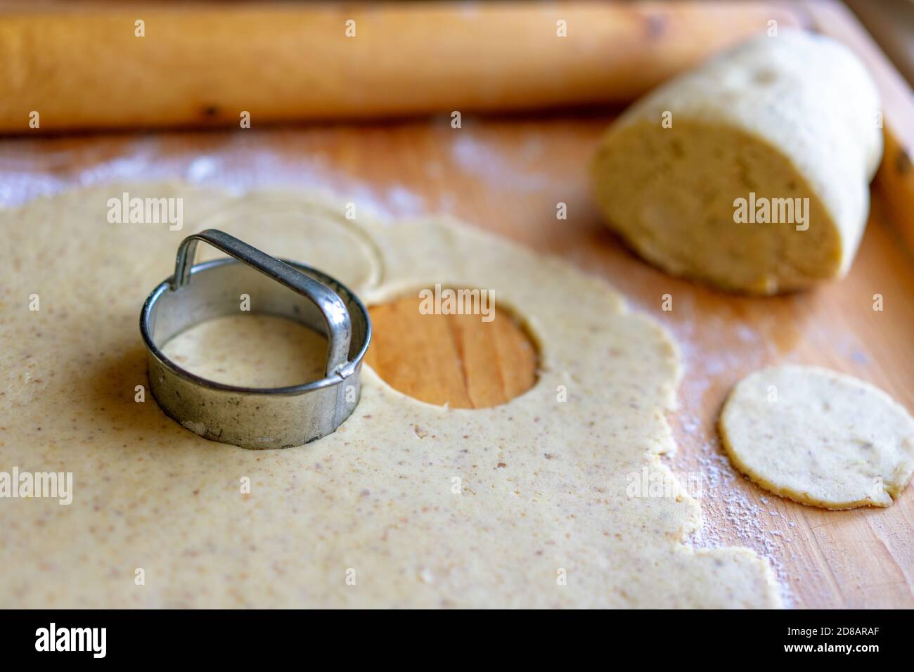 Herstellung von traditionellen rustikalen linzer Keks Cookies vintage Backen mit einem Einmachglas mit Marmelade Stockfoto