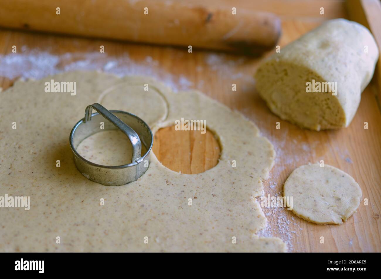 Herstellung von traditionellen rustikalen linzer Keks Cookies vintage Backen Stockfoto