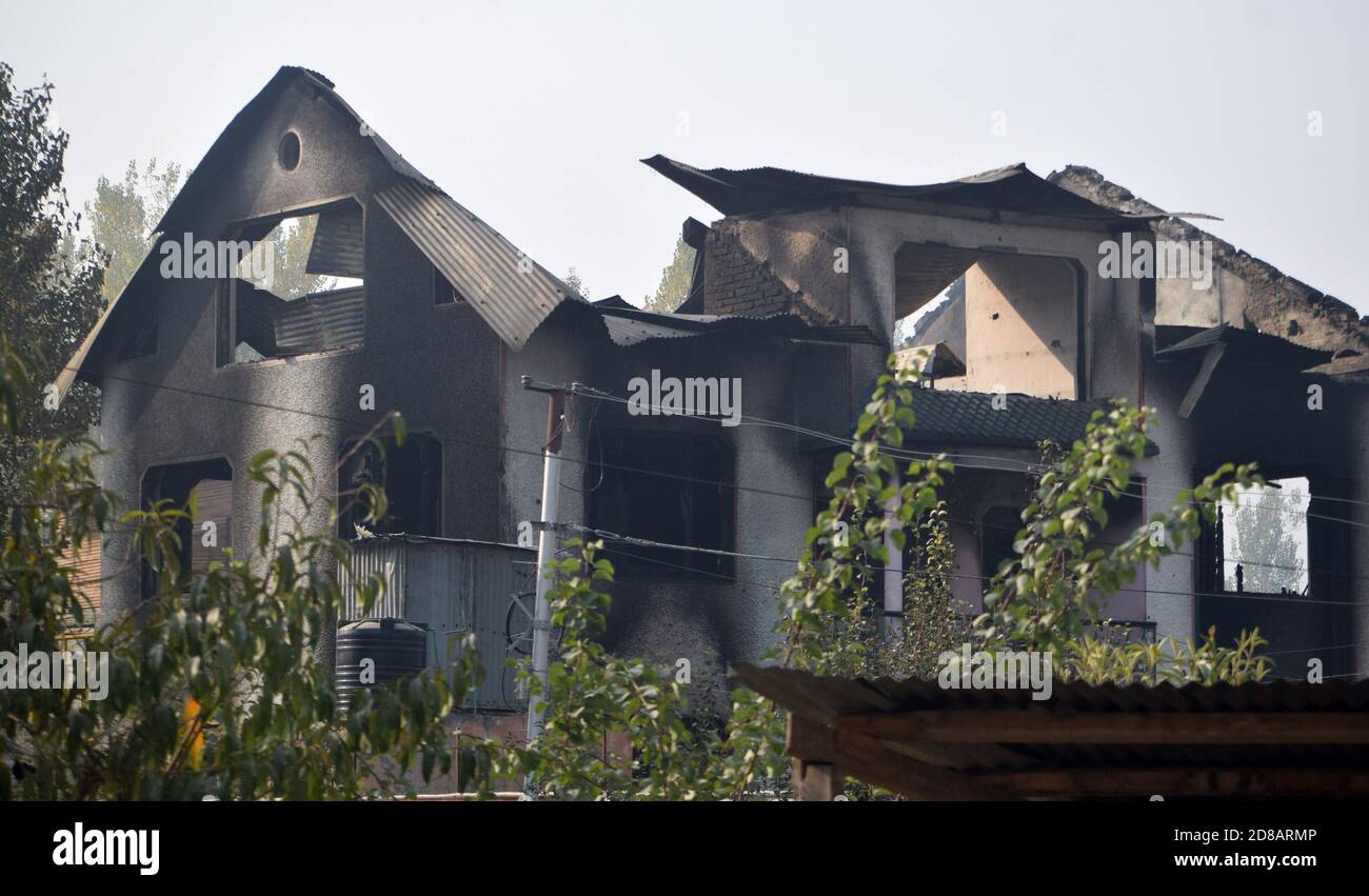 Ein Wohnhaus, das bei Angriffen beschädigt wurde, in dem Kämpfer bei einem Treffen in Mouchowa in Budgam Zuflucht suchten. Kaschmir. Stockfoto