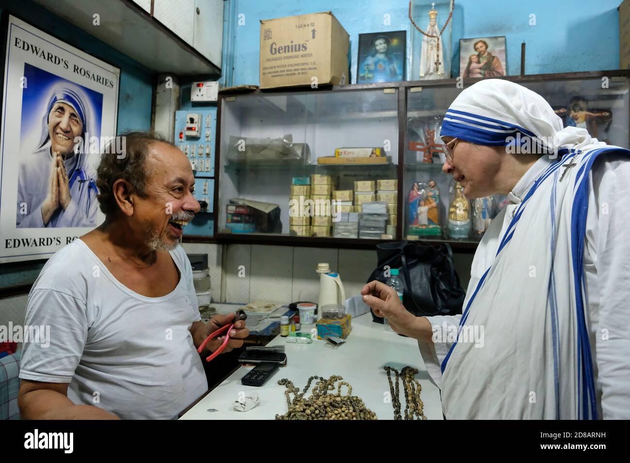 Mutter Teresas Rosenkranzmacher teilt sich einen Moment mit einem Missionar Der Schwester der Nächstenliebe Stockfoto