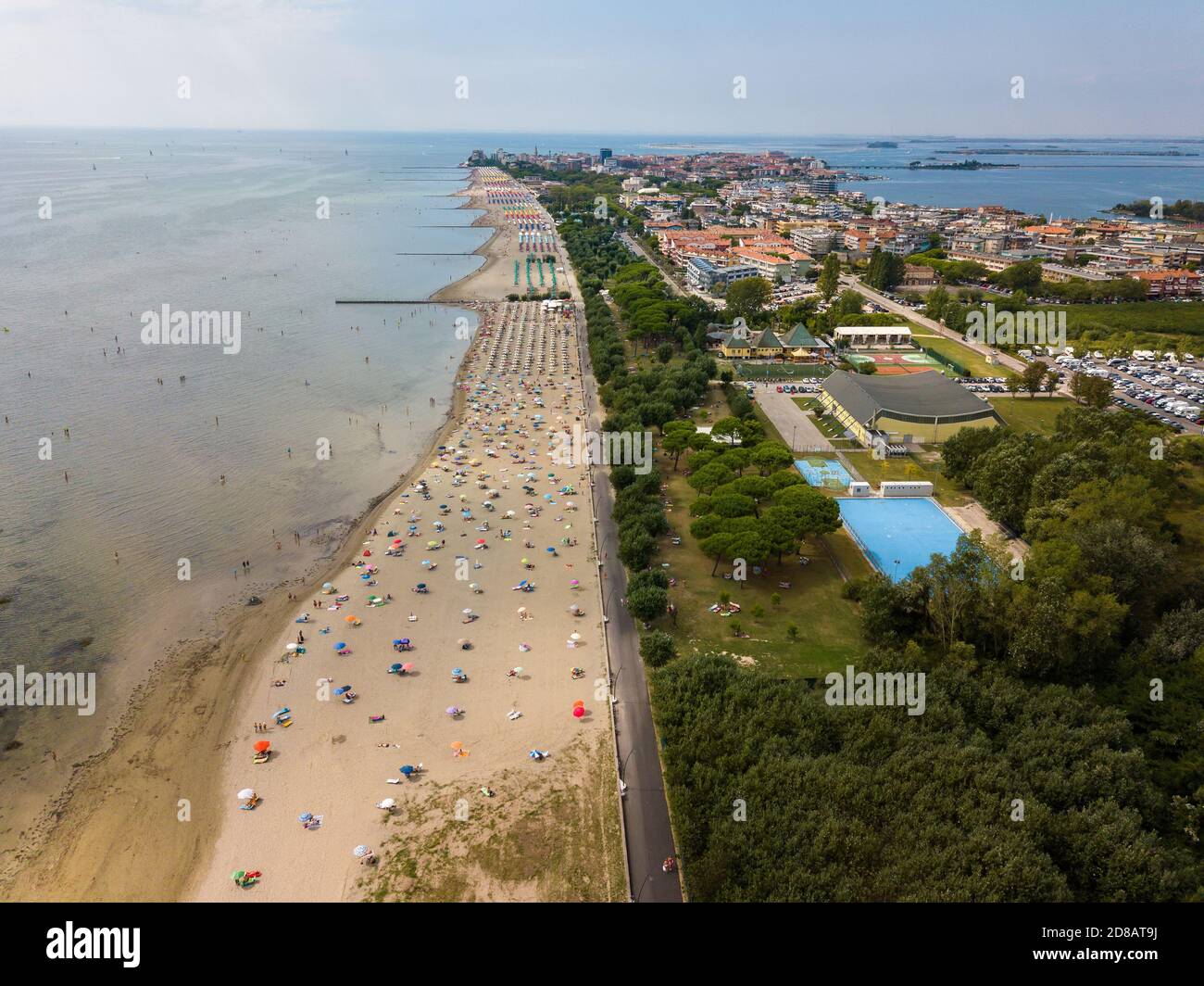 Luftaufnahme von nicht identifizierbaren Menschen genießen Sommer am Strand Von Grado in der Provinz Gorizia im Norden Adria Stockfoto