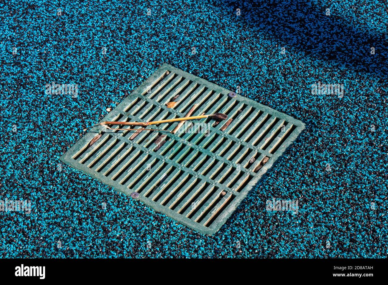 Blick auf den Wasserablauf auf Wasserpark Spielplatz, der sich dreht Blau wegen der geringen Qualität der Gummiabdeckung aus Feines, reines EPDM-Granulat Stockfoto