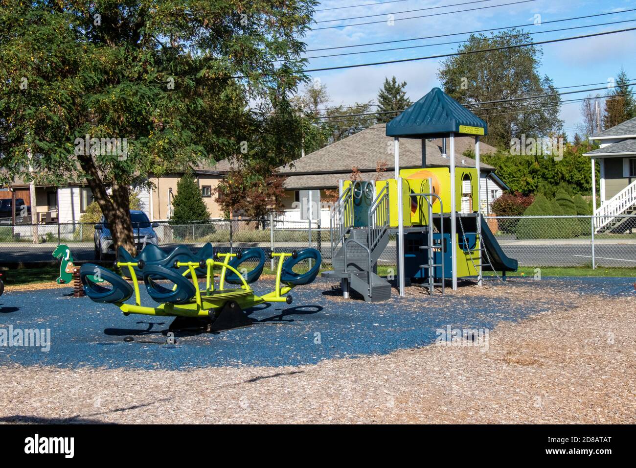 Cumberland, Kanada - 7. Oktober 2020: Cumberland Community Village Park Spielplatz an sonnigen Tagen Stockfoto