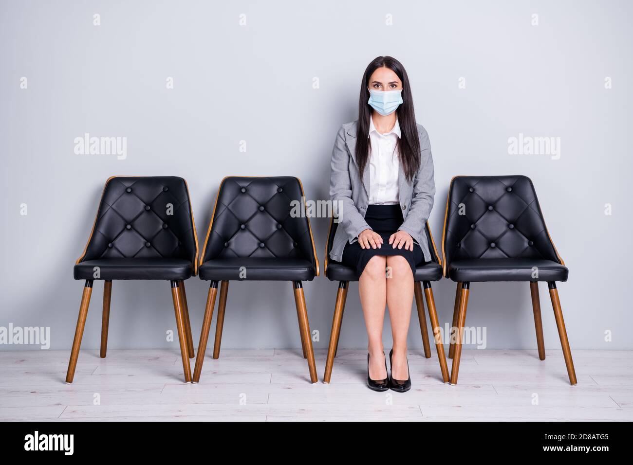 Portrait von ihr sie schön attraktive Dame Executive Manager sitzen Im Stuhl trägt Mullmaske Mers Cov Infektion vorbeugende Maßnahmen Warten Sie auf das Meeting mit dem ceo Stockfoto