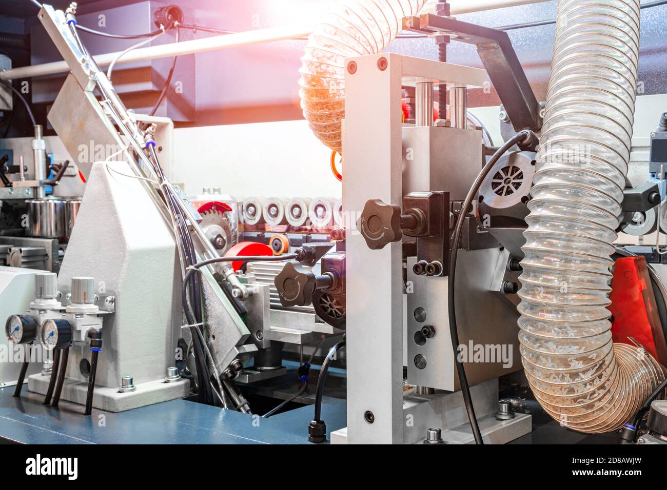 Sägewerk. Sägewerk auf Holzherstellung. Modernes Sägewerk. Industrie Sägen von Brettern aus Rundholz Stockfoto