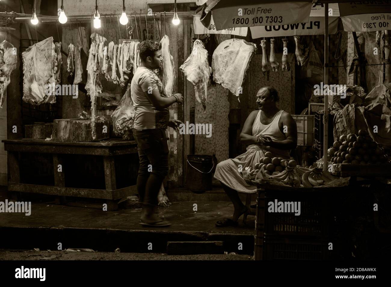 Männer chatten im Outdoor-Markt im Outdoor-Kolkata-Shop Stockfoto