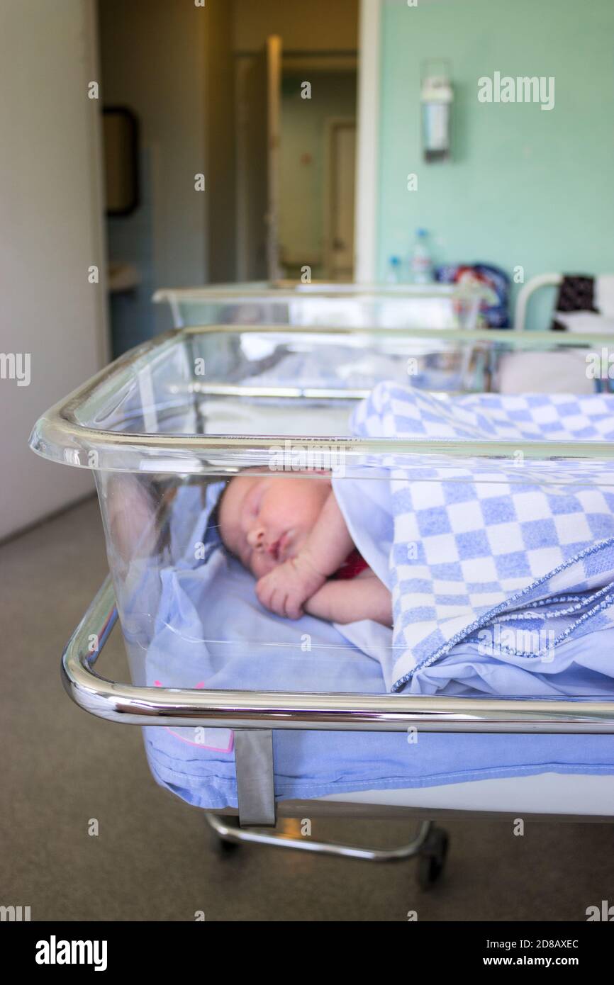 Cute Kaukasischen Neugeborenen Säugling schlafen in Glas Krankenhaus Bett  unter Decke Stockfotografie - Alamy