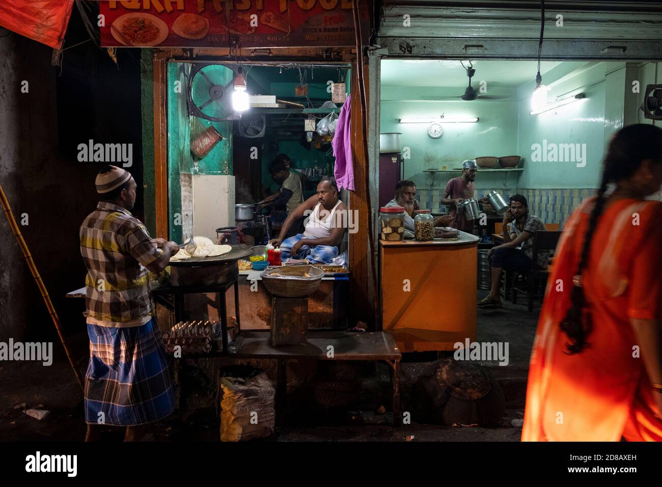 Ladenfronten bei Nacht in Kalkutta, Indien Stockfoto