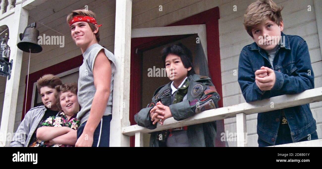 USA. Josh Brolin , Sean Astin , Ke Huy Quan , Corey Feldman und Jeff Cohen in einer Szene aus ©Warner Bros. Film: The Goonies (1985). Handlung: Eine Gruppe junger Passer namens Goonies entdeckt eine alte Karte und macht sich auf den Weg zu einem Abenteuer, um den längst verlorenen Schatz eines legendären Piraten zu finden. Ref: LMK110-J6911-271020 geliefert von LMKMEDIA. Nur Redaktionell. Landmark Media ist nicht der Urheberrechtsinhaber dieser Film- oder TV-Standbilder, bietet aber einen Service nur für anerkannte Medien. pictures@lmkmedia.com Stockfoto