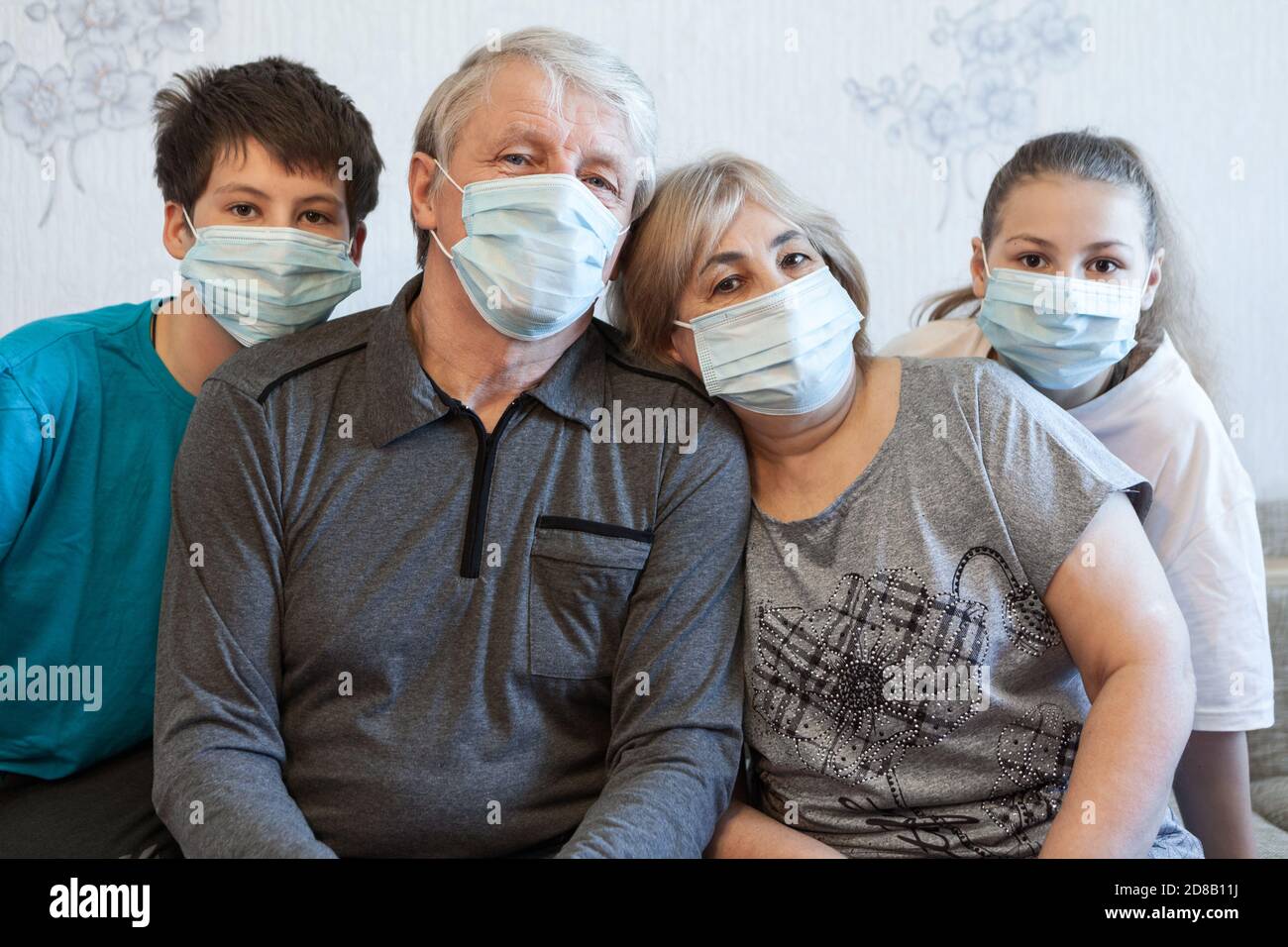 Familie trägt schützende medizinische Masken für Virus zu verhindern, Eltern mit zwei Kindern preteen Porträt Stockfoto