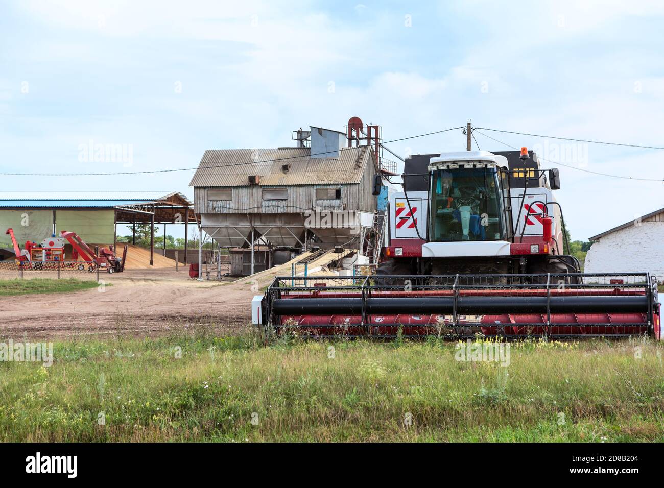 Getreidekombinationshäcksler mit Kornspeicher kleiner Kapazität, Russland Stockfoto