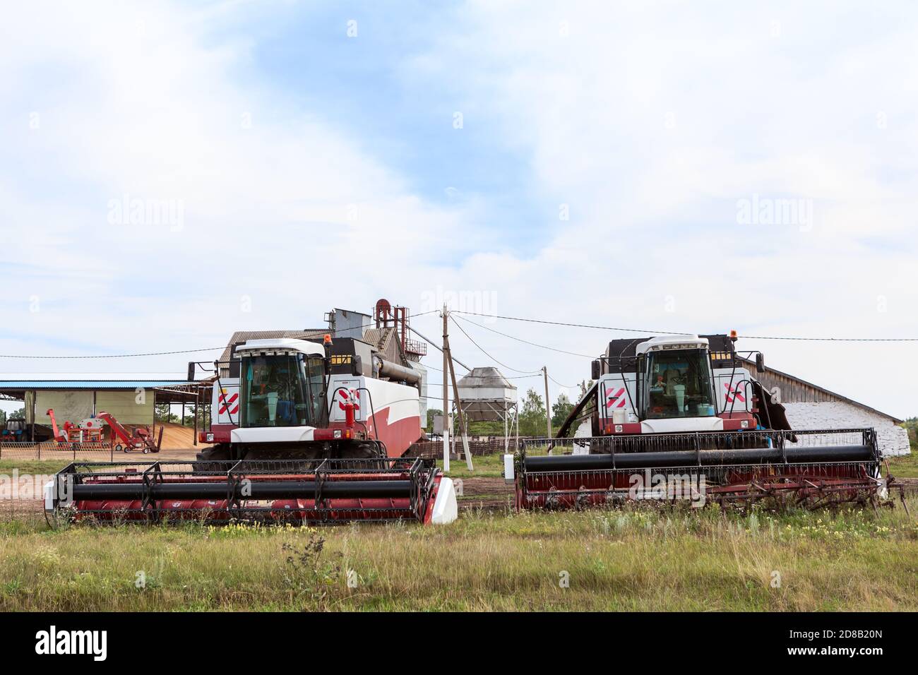 Zwei Getreidemaschinen sind bereit für die Ernte, Erntezeit ist in Russland Stockfoto