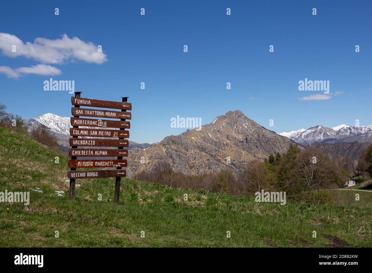 Wegweiser für Bergwanderungen in Piani d'Erna bei Lecco, Italien - oben auf der Seilbahn Stockfoto