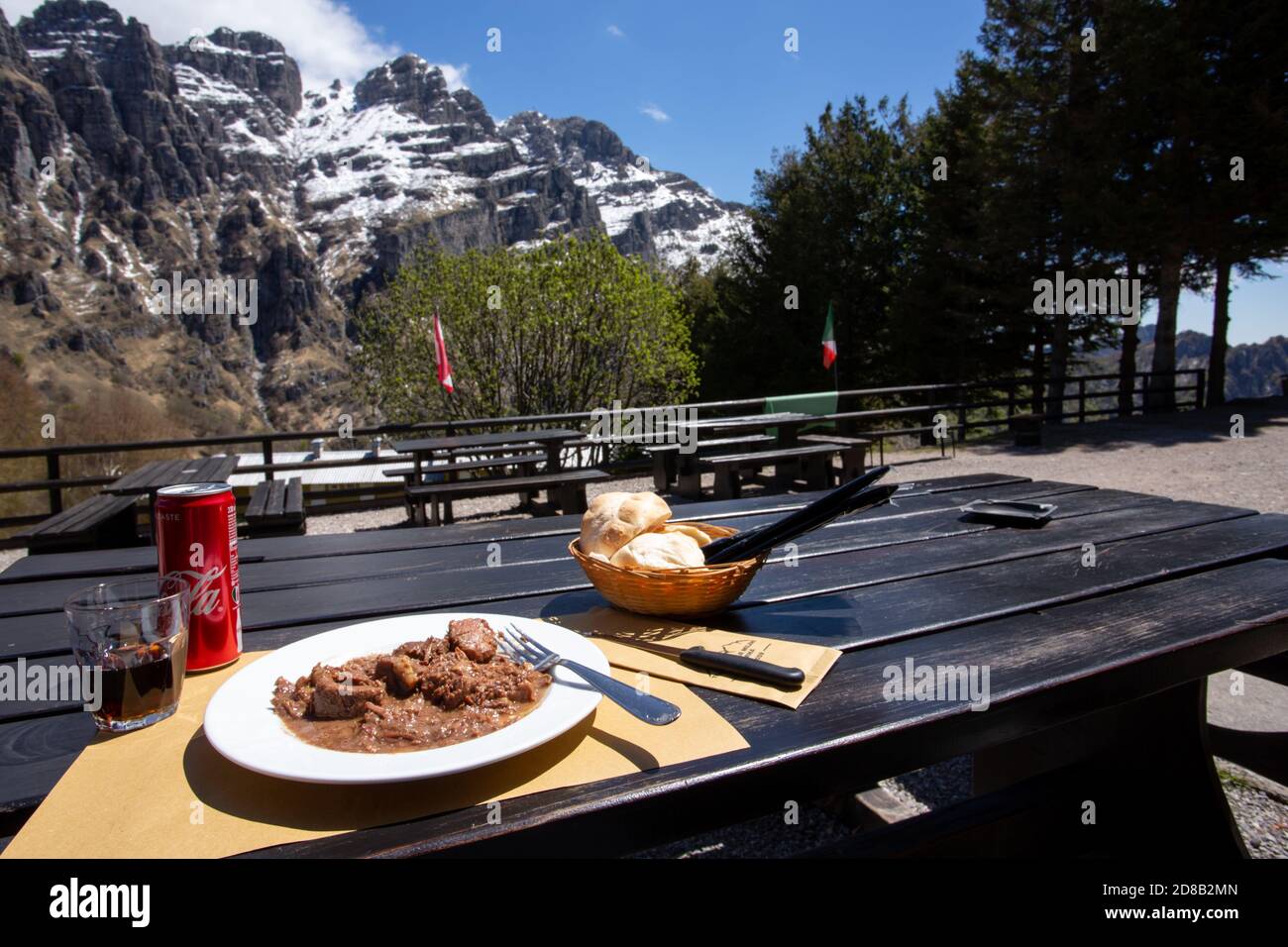 Traditionelles Eintopf mit Bergblick auf den Berg Erna Piani Resort oberhalb von Lecco in Italien Stockfoto