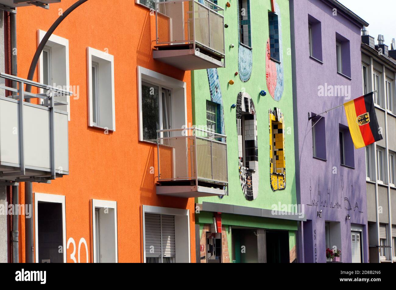 Bunte Edelstahlsockel in Einer Wohnstraße, Köln, Nordrhein-Westfalen, Deutschland Stockfoto