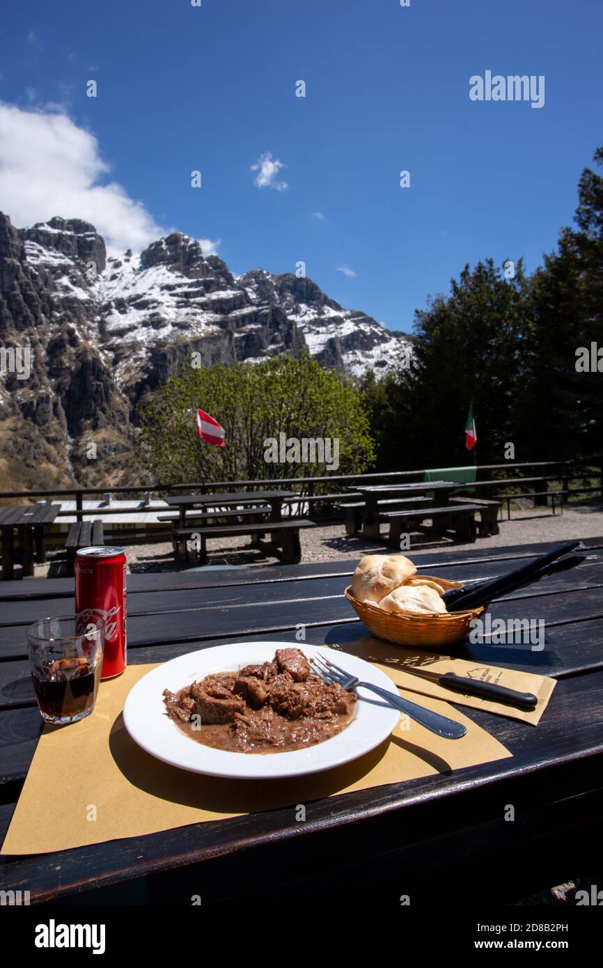 Traditionelles Eintopf mit Bergblick auf den Berg Erna Piani Resort oberhalb von Lecco in Italien Stockfoto