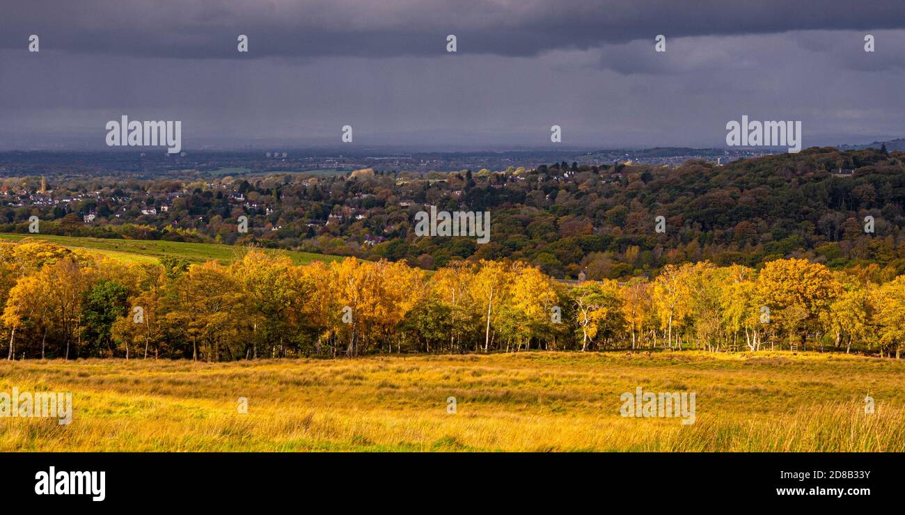 Disley mit Greater Manchester in der Ferne. Stockfoto