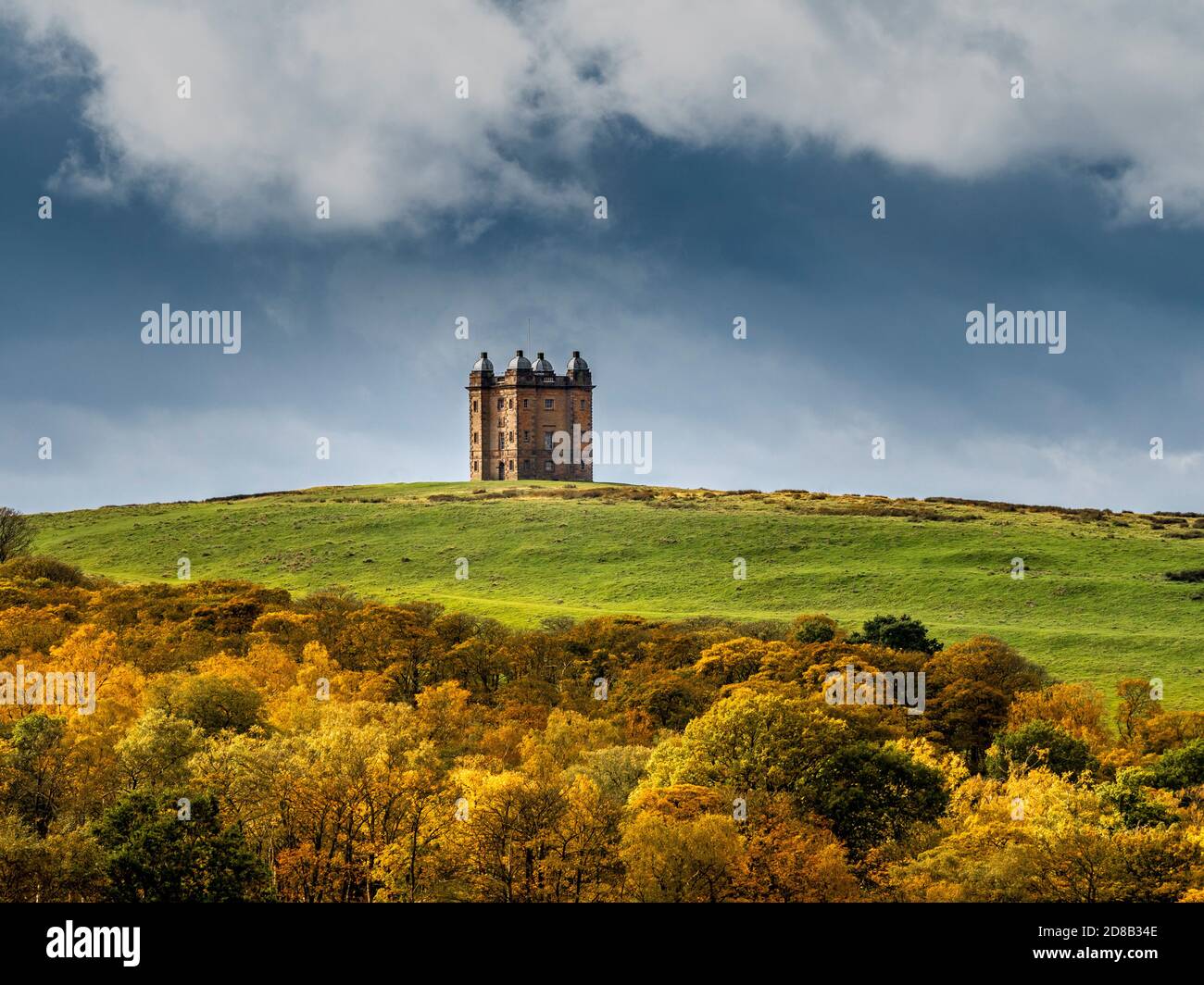 The Cage, Lyme Park mit den Herbstfarben von Coalpit Clough im Vordergrund. Stockport Stockfoto