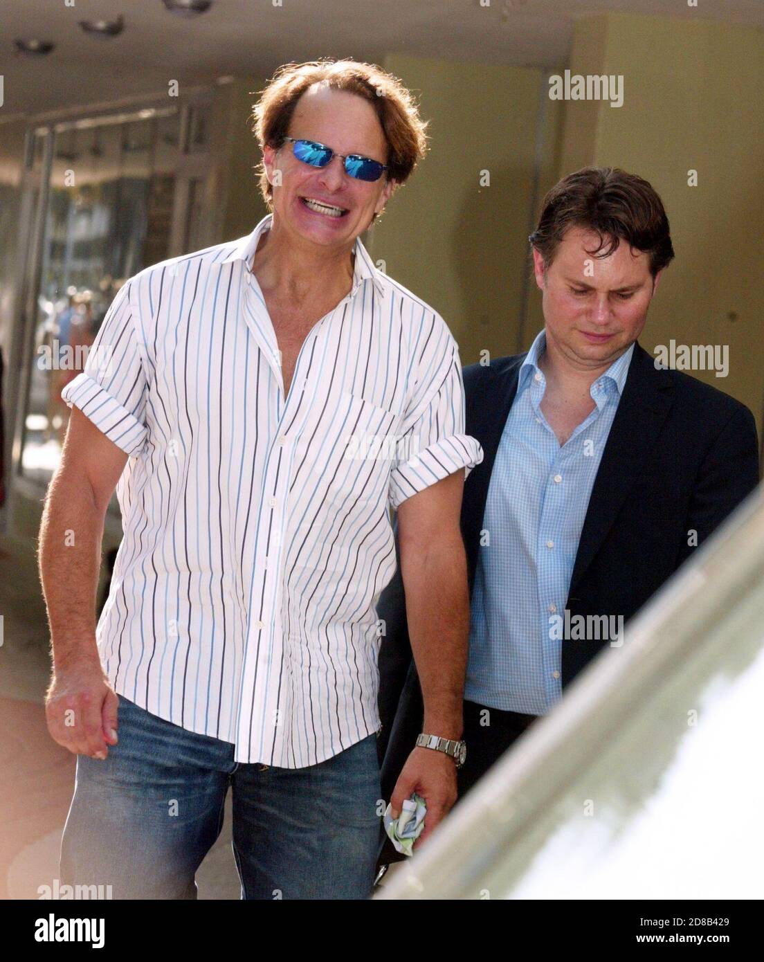 David Lee Roth und Jason Binn verlassen das South Beach Ritz-Carlton, um die MTV VMA Awards in Miami, FL am 29. August 2004 zu gehen. Foto: Henry McGee/MediaPunch Stockfoto