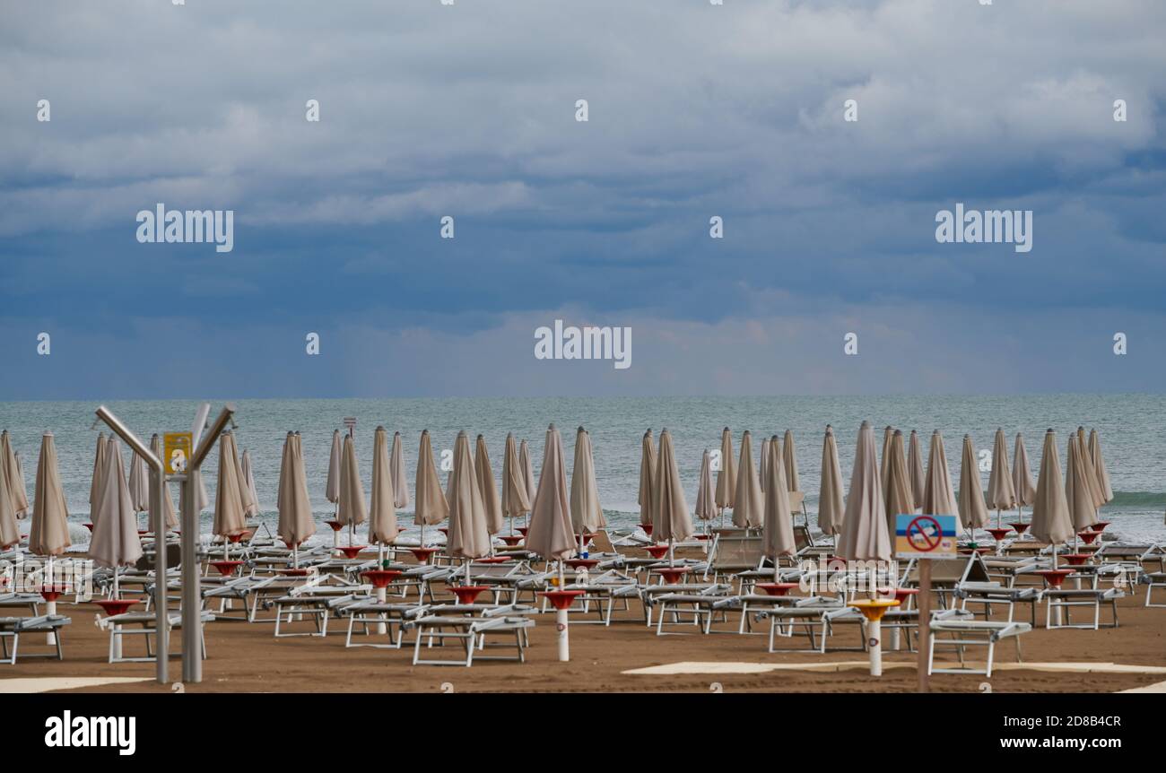 Blick auf den leeren Strand von Caorle Ende September. Stockfoto