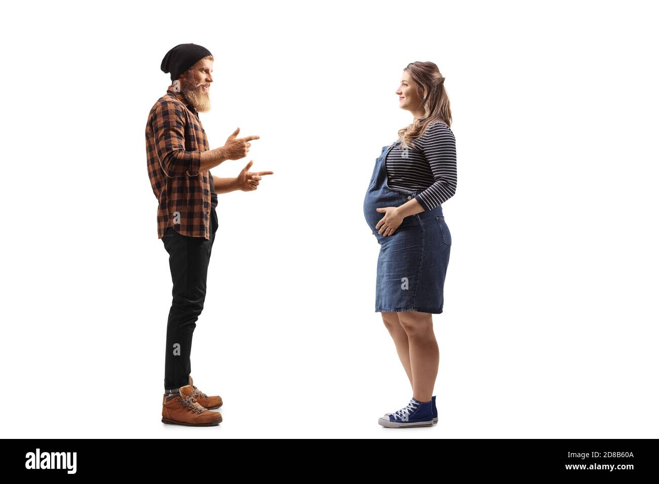 In voller Länge Profilaufnahme eines bärtigen Kerl stehend und Im Gespräch mit einer schwangeren Frau isoliert auf weißem Hintergrund Stockfoto