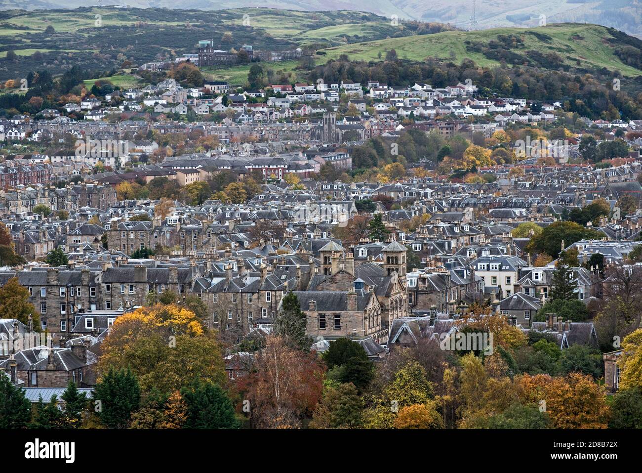 Blick auf Wohnhäuser in South Edinburgh und Blackford Hill aus Queens Drive, Edinburgh, Schottland, Großbritannien. Stockfoto