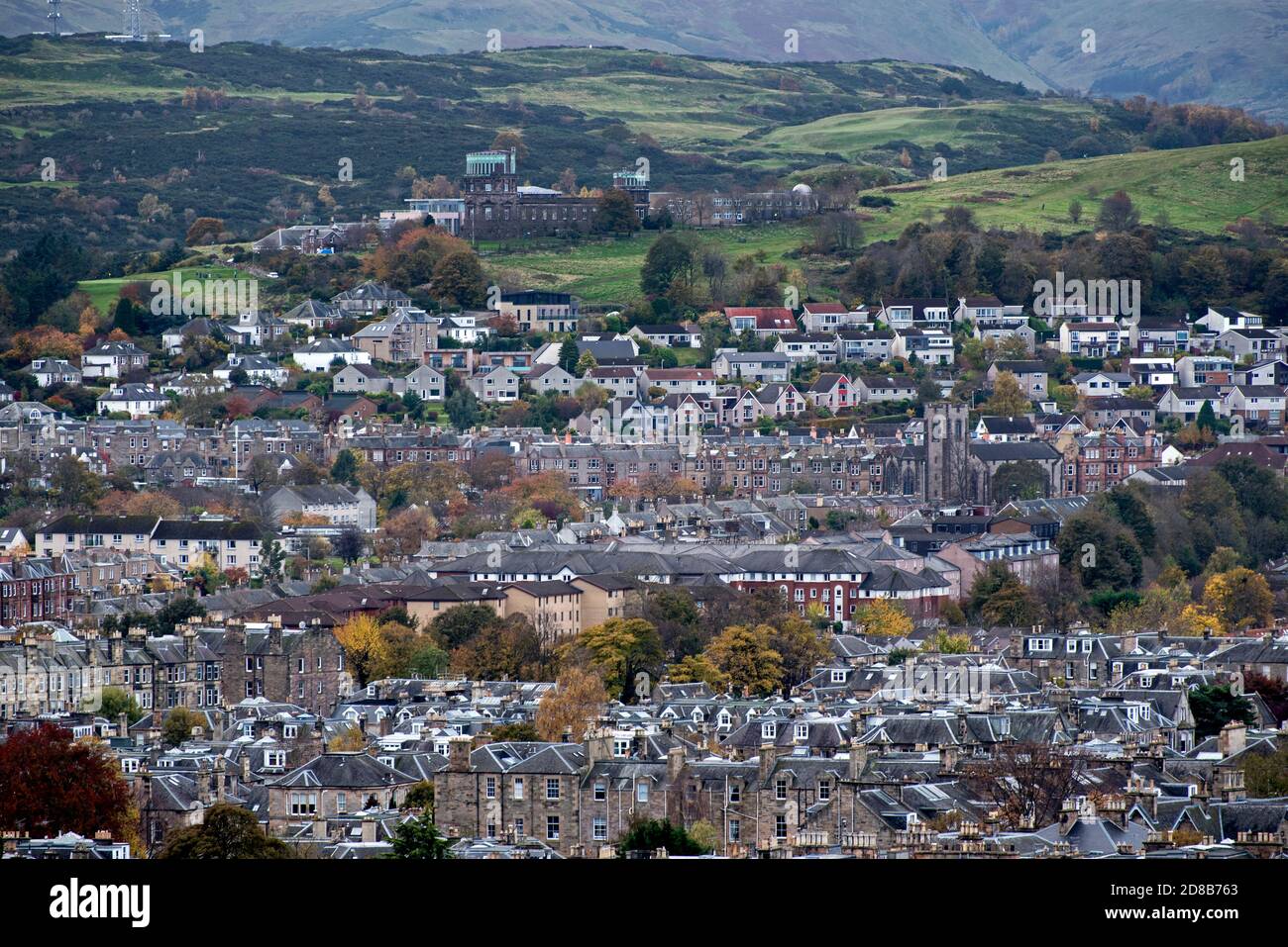 Blick auf Wohnhäuser in South Edinburgh und Blackford Hill aus Queens Drive, Edinburgh, Schottland, Großbritannien. Stockfoto