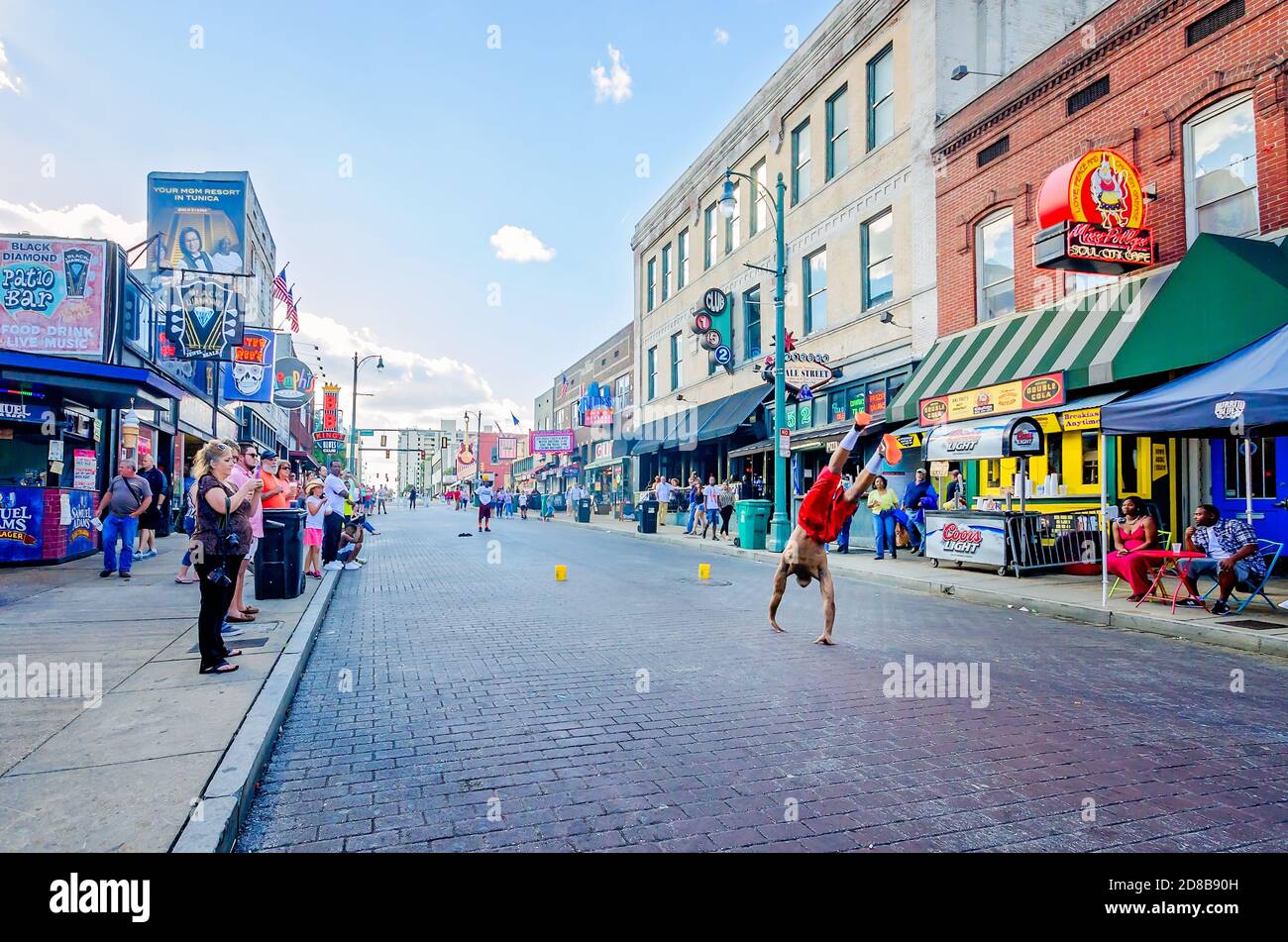 Mitglieder der Beale Street Flippers unterhalten Touristen auf der Beale Street, 12. September 2015, in Memphis, Tennessee. Stockfoto