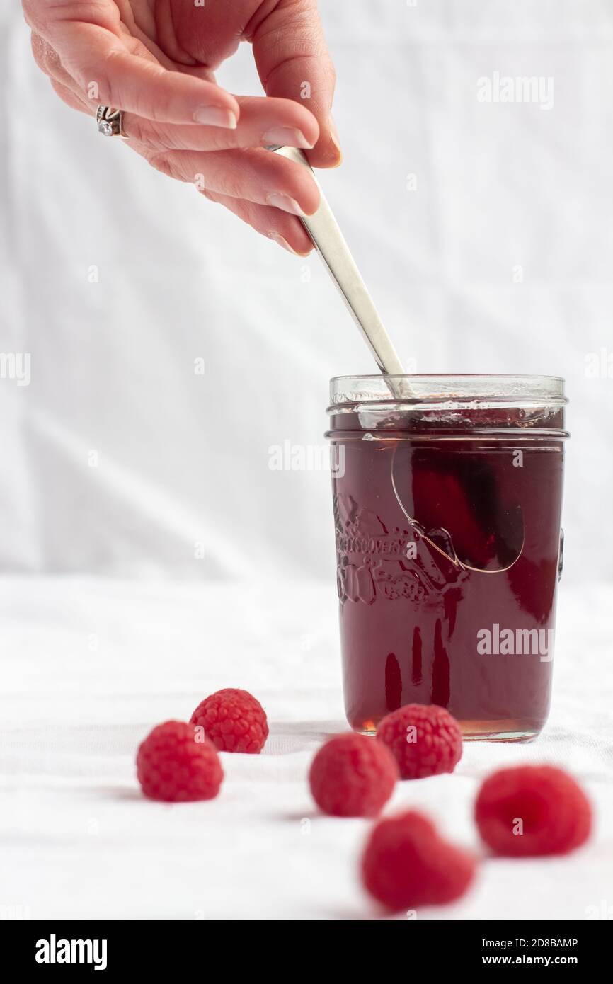 Glas Himbeergelee und frische Himbeeren Stockfoto