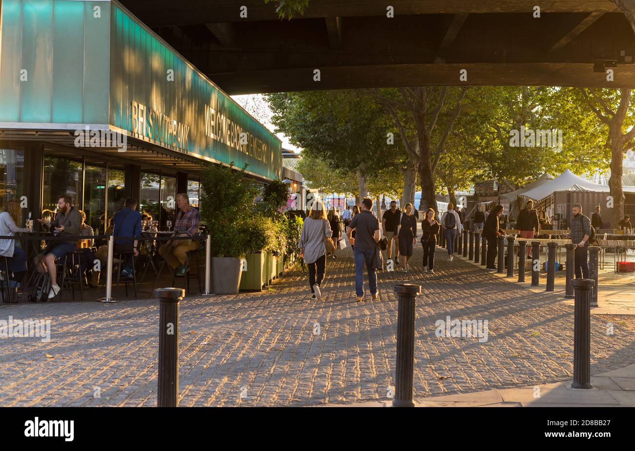 Das BFI Cinema and Cafe am Southbank der Themse bei Sonnenuntergang. London Stockfoto