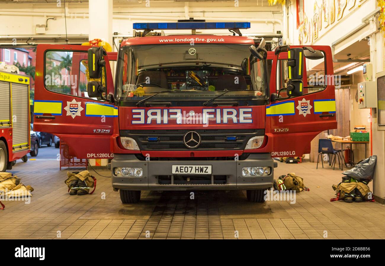 Feuerwehrmaschine mit offenen Türen in einer Feuerwache auf der Shaftesbury Avenue. London Stockfoto