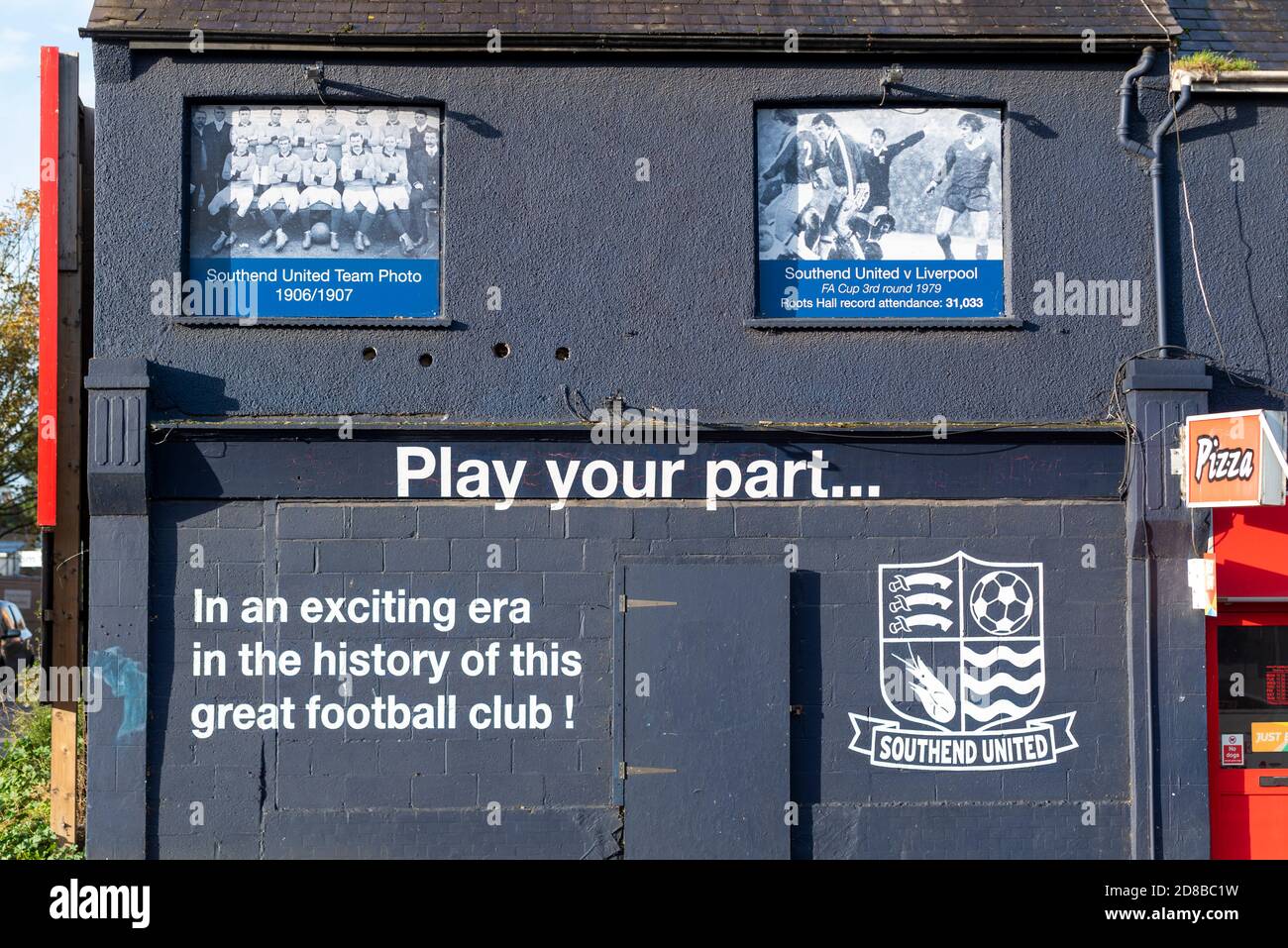 Historische Fotos und eine Botschaft für eine spannende Zukunft auf leerstehenden Immobilien auf Roots Hall Football Ground des Southend United Football Club, Essex, Großbritannien Stockfoto