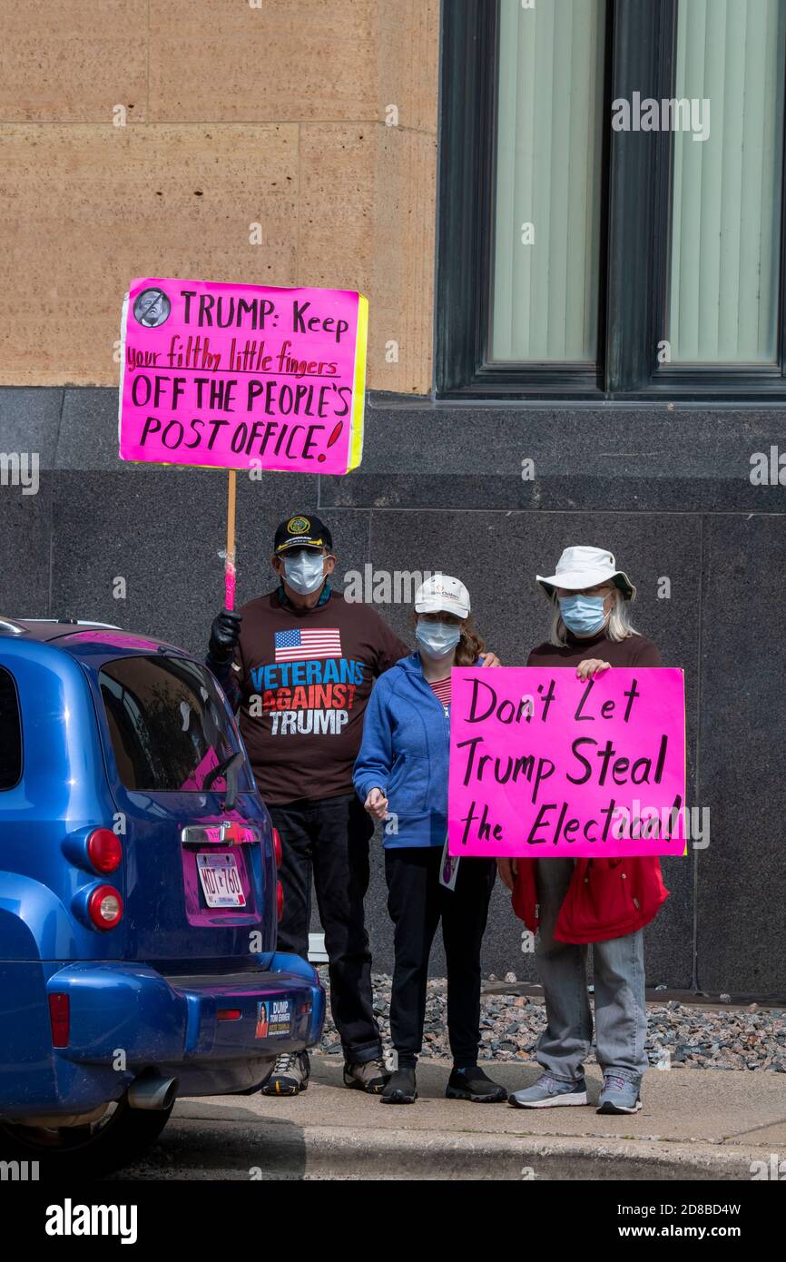 Minneapolis, Minnesota. Postarbeiter sammeln sich, um zu fordern, dass der Kongress handeln, um die Post zu retten. Demonstranten mit Anti-Trump-Zeichen Stockfoto