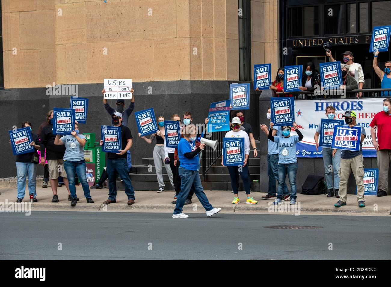 Minneapolis, Minnesota. Postarbeiter sammeln sich, um zu fordern, dass der Kongress handeln, um die Post zu retten. Lautsprecher mit Bullhorn drehten die Menge. Stockfoto