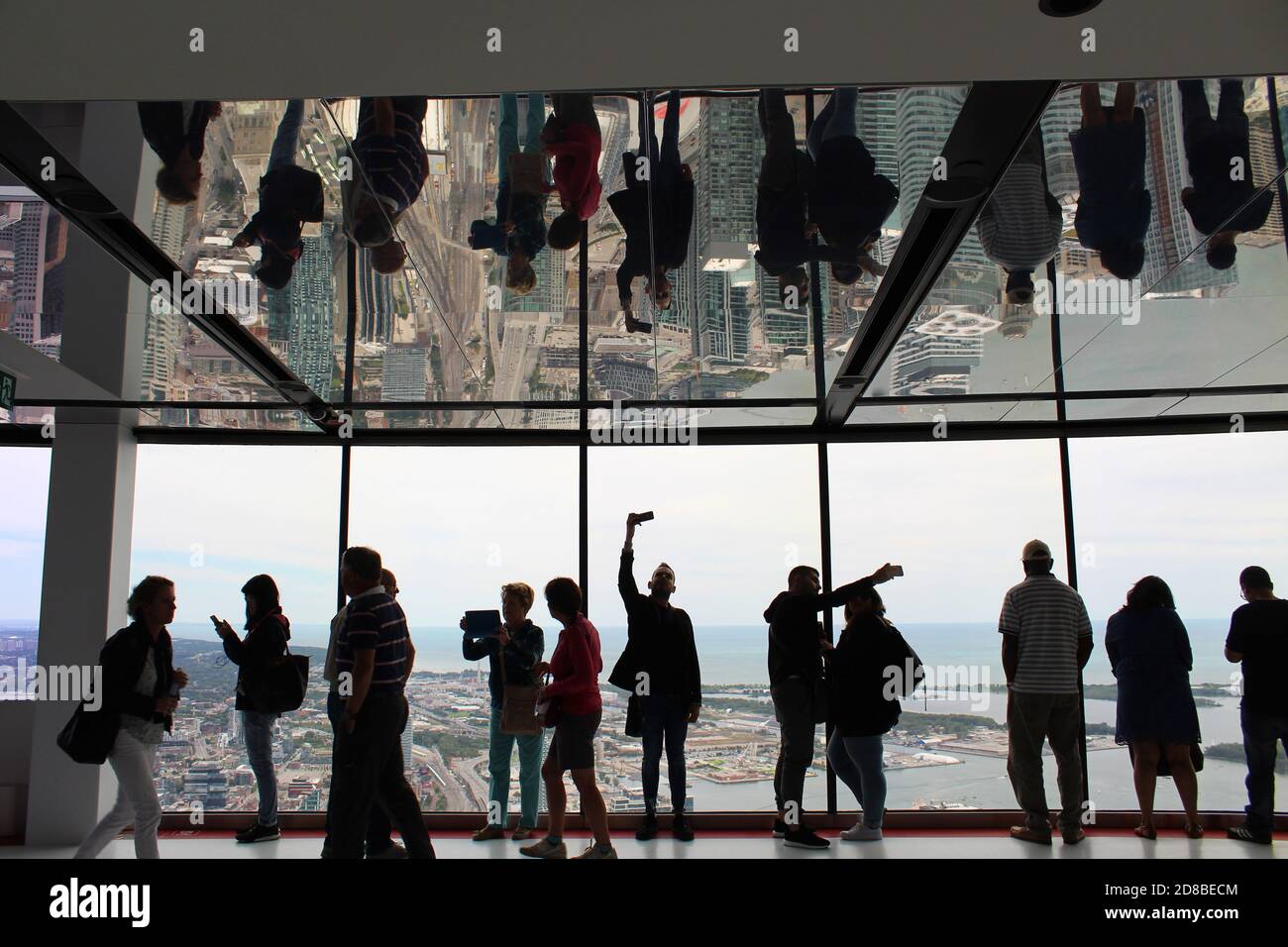 Touristen bewundern die Aussicht vom CN Tower in Toronto, Ontario, Kanada Stockfoto