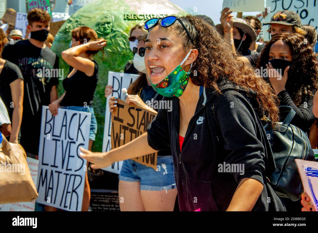 Eine Demonstration von Black Lives Matter trägt Gesichtsmasken aufgrund des Coronavirus und trägt Schilder in Newport Beach, CA. Stockfoto