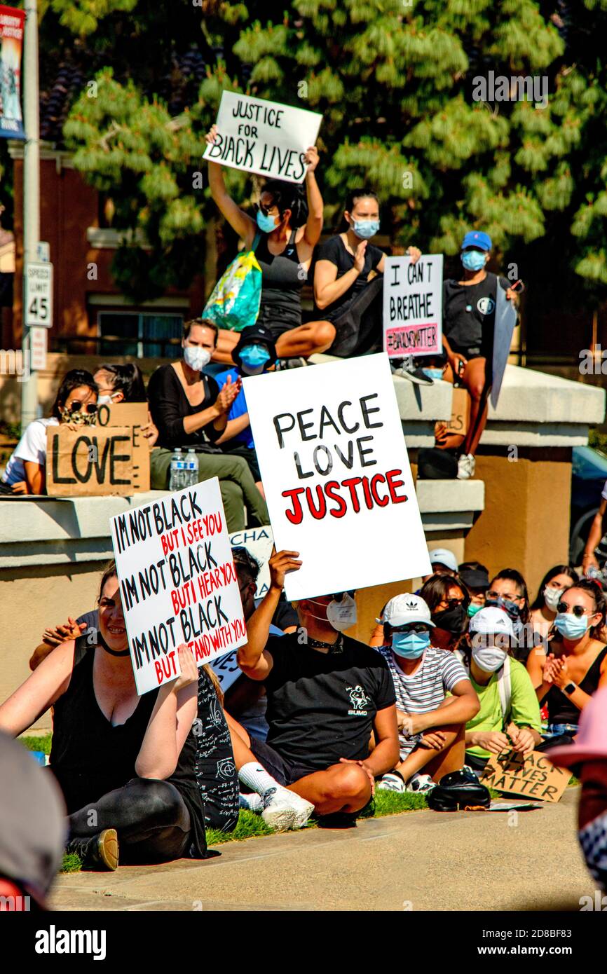 In Irvine, CA, trägt eine Demonstration von Black Lives Matter Gesichtsmasken aufgrund des Coronavirus. Stockfoto