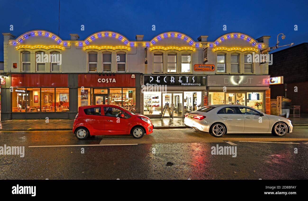 Eine Nachtszene, die im Herbst im Zentrum der High Street in Wickford, Essex, aufgenommen wurde. VEREINIGTES KÖNIGREICH Stockfoto