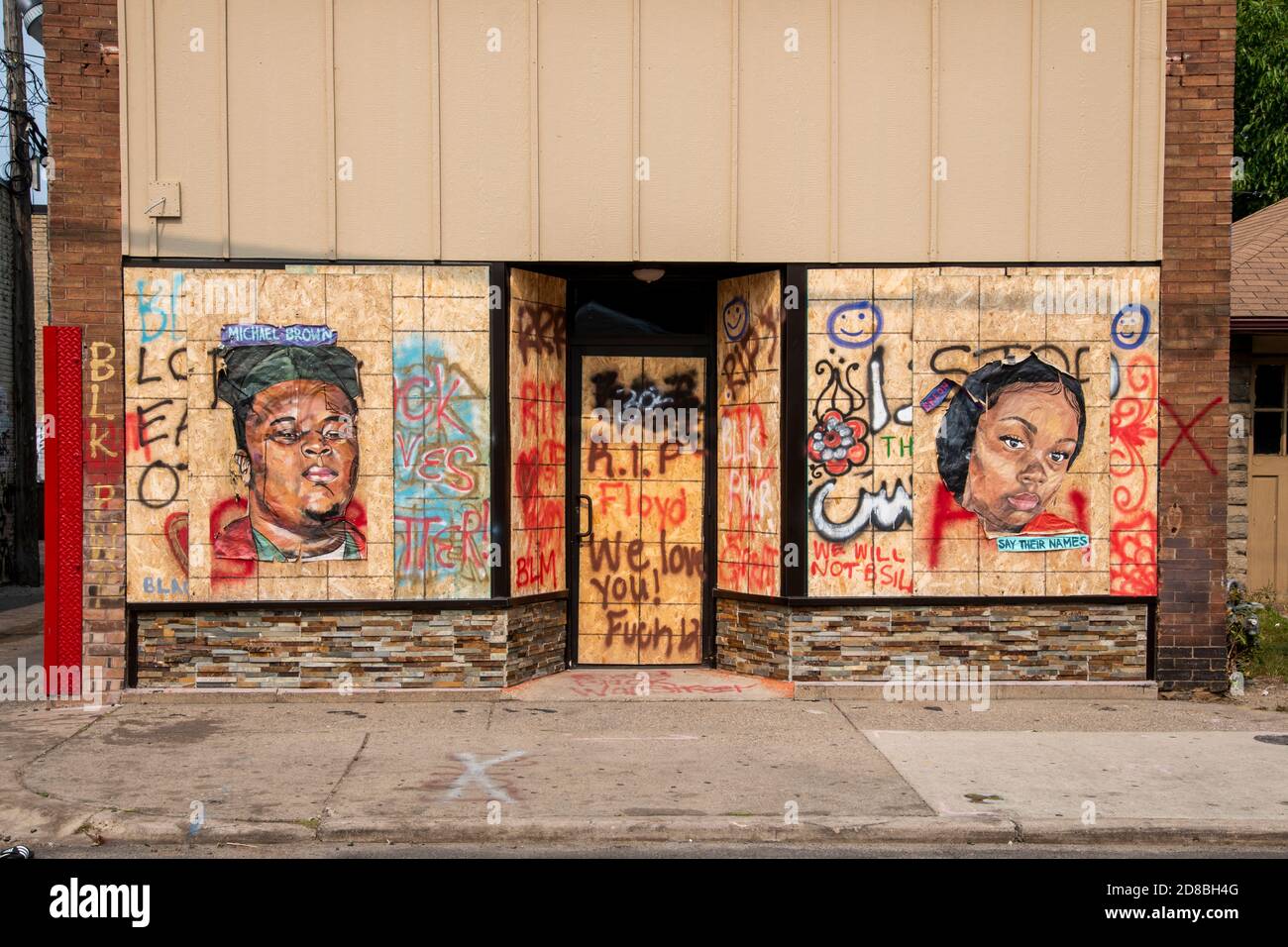 Minneapolis, MN. Street Art und Graffiti an Bord von Business auf George Floyd Gedenkstätte. Michael Brown und Brionna Taylor Street Art Stockfoto