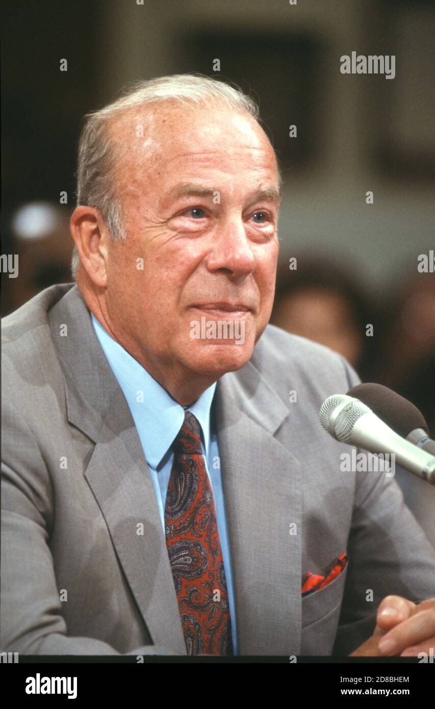 US-Außenminister George P. Shultz bezeugte am 24. Juli 1987 vor dem gemeinsamen Iran-Contra-Komitee des US-Repräsentantenhauses und des US-Senats auf dem Capitol Hill in Washington, DC.Quelle: Ron Sachs/CNP Stockfoto