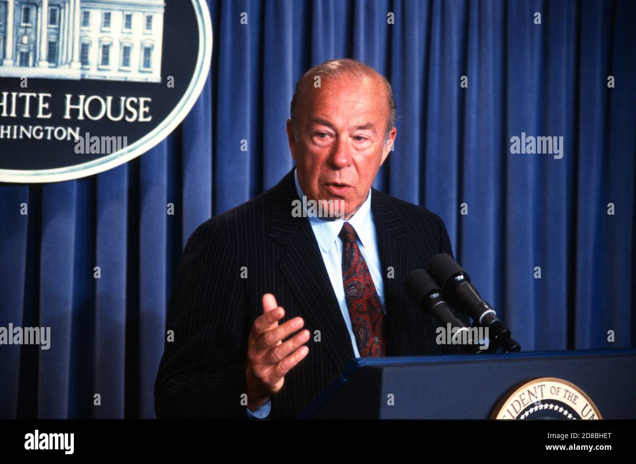 US-Außenminister George P. Shultz führt am 18. September 1987 im Weißen Haus in Washington, DC eine Pressekonferenz über den Abrüstungsvertrag zwischen den USA und der Sowjetunion durch.Quelle: Howard L. Sachs/CNP weltweite Nutzung Stockfoto