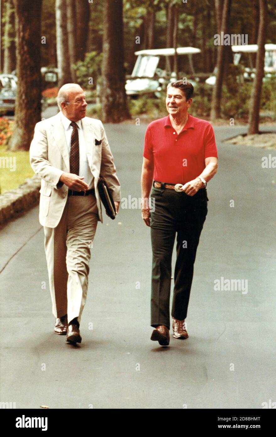 Auf diesem Foto, das vom Weißen Haus veröffentlicht wurde, diskutiert US-Präsident Ronald Reagan außenpolitische Angelegenheiten mit US-Außenminister George P. Shultz, während sie am 14. August 1982 auf dem Gelände von Camp David, dem Präsidentenretreat in der Nähe von Thurmont, Maryland, spazieren. Michael Evans/White House über CNP weltweit Stockfoto