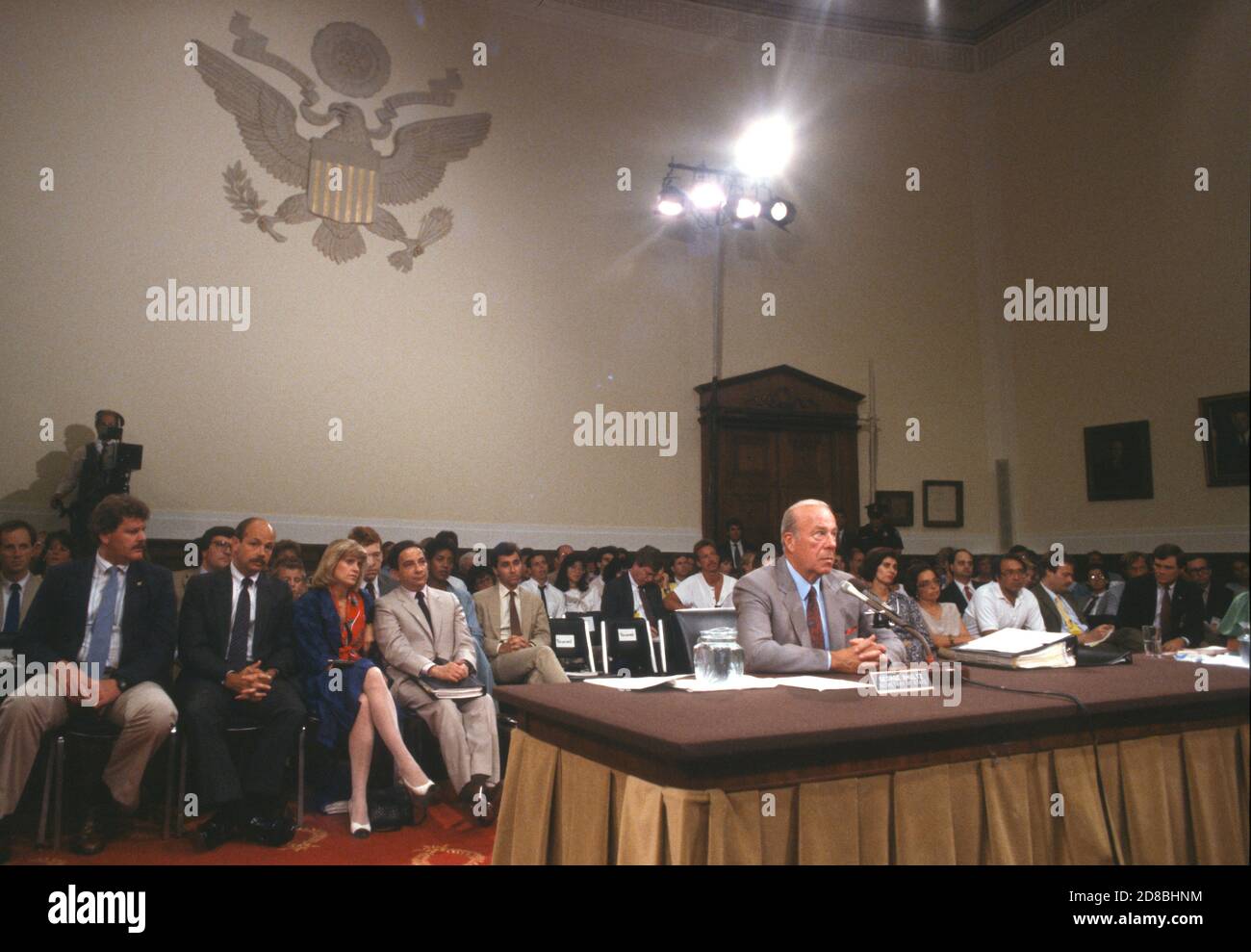 US-Außenminister George P. Shultz bezeugte am 24. Juli 1987 vor dem gemeinsamen Iran-Contra-Komitee des US-Repräsentantenhauses und des US-Senats auf dem Capitol Hill in Washington, DC.Quelle: Ron Sachs/CNP Stockfoto
