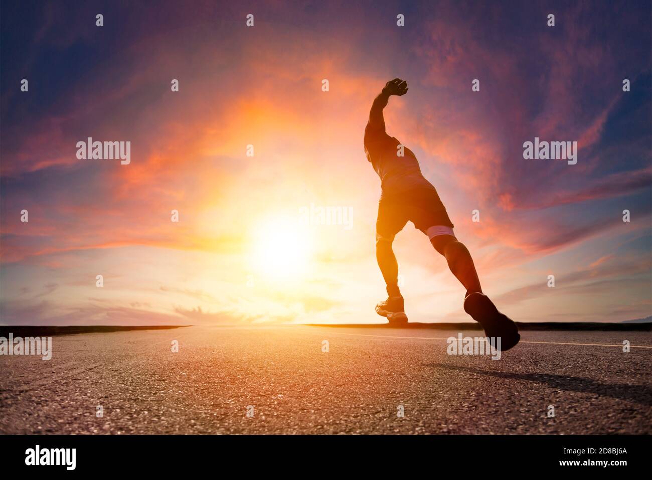 Mann läuft und sprintet auf der Straße mit Sonnenuntergang Hintergrund Stockfoto