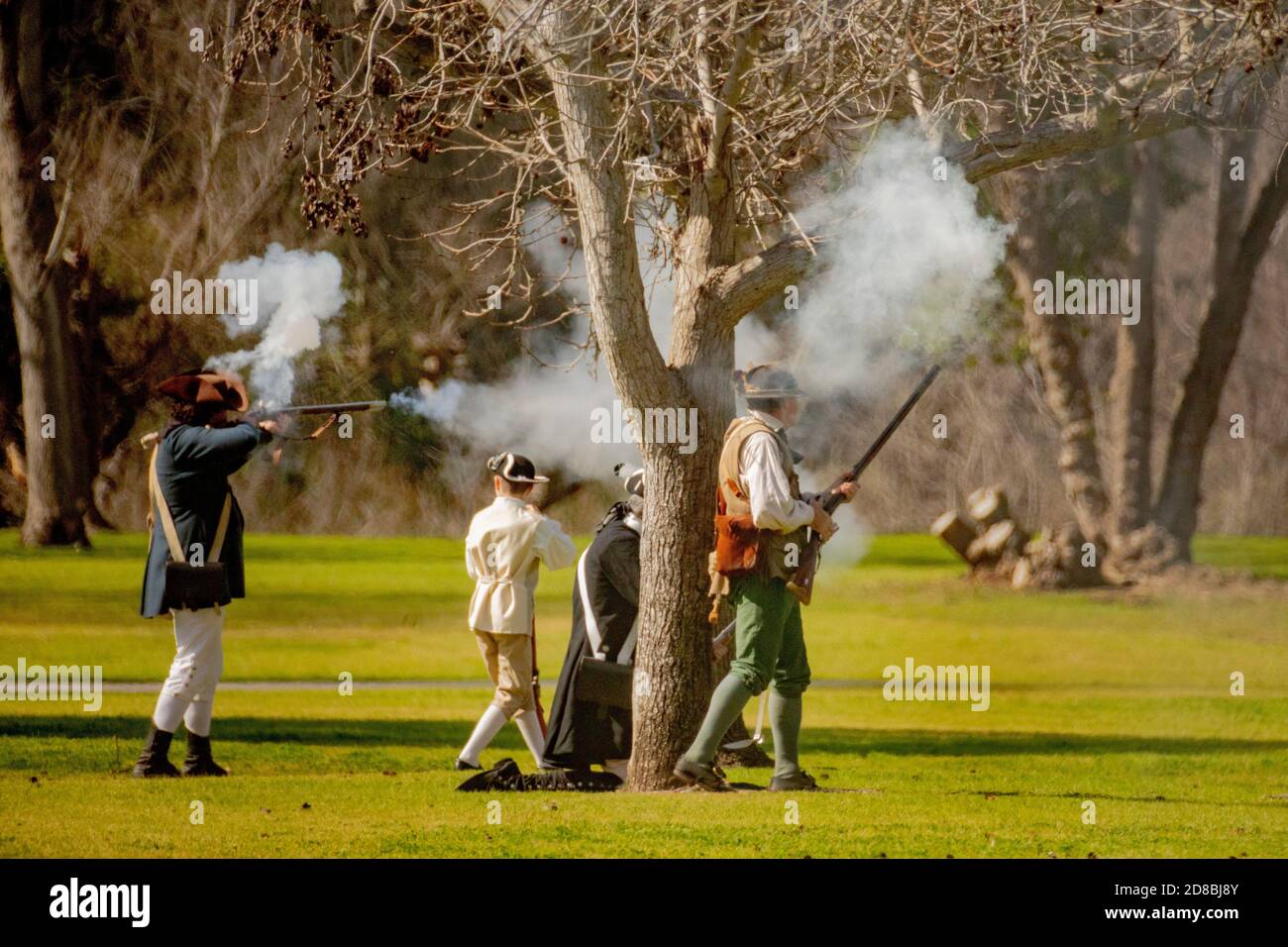 Rebellen-Soldaten geben in einem Park in Huntington Beach, CA, einem historischen Nachstellen einer Schlacht des amerikanischen Revolutionskriegs ein Moschusfeuer zurück. Stockfoto