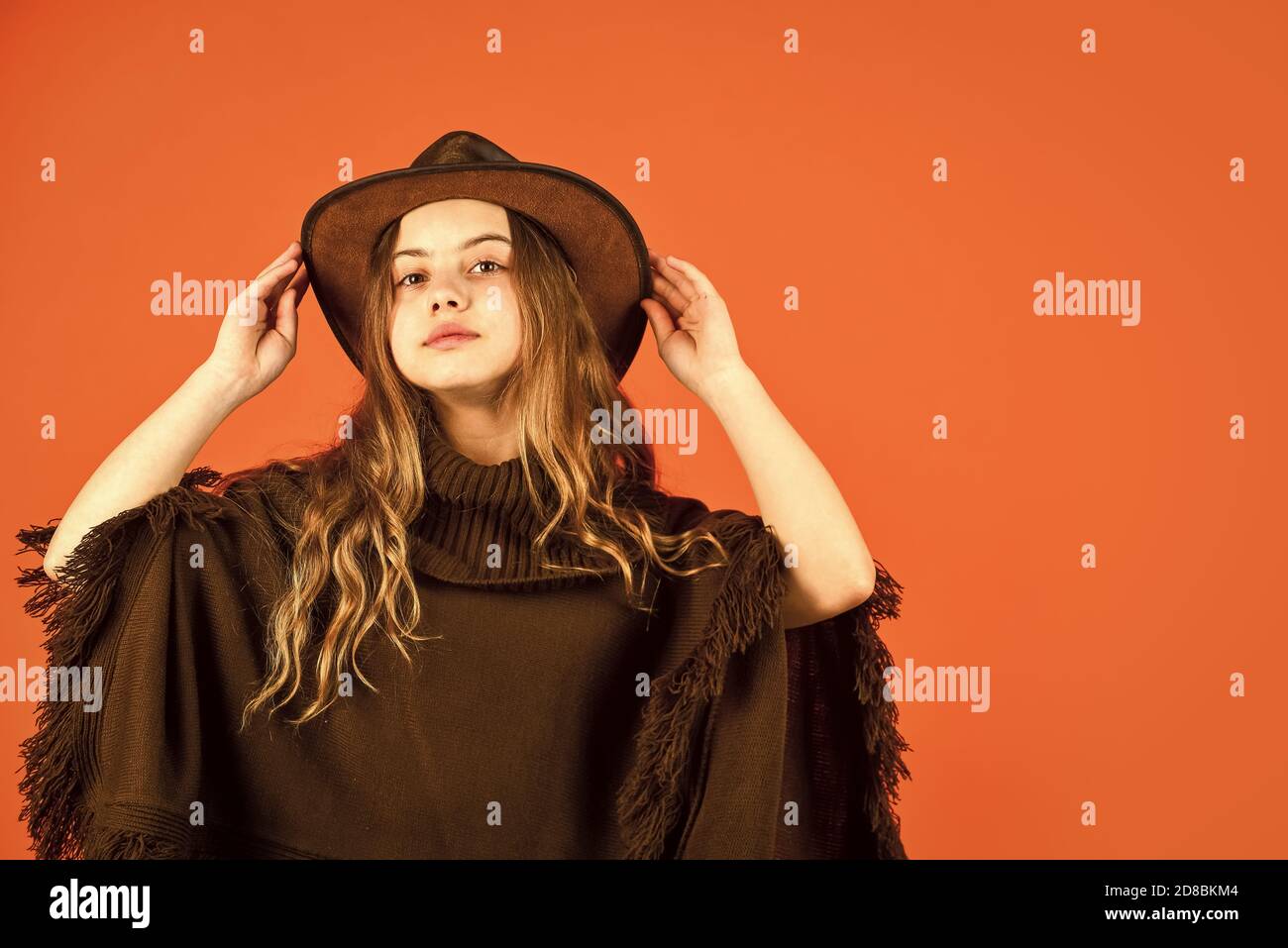 Teenage girl wearing cowboy hat -Fotos und -Bildmaterial in hoher Auflösung  – Alamy