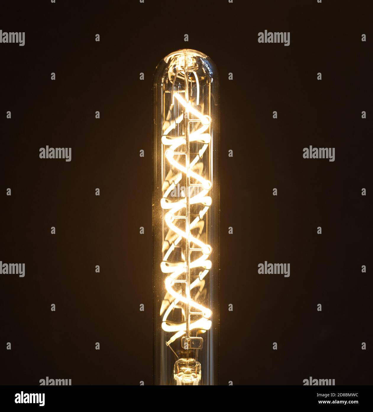 Lange Rohr Glühlampe auf braunem unscharfem Hintergrund hängen Stockfoto