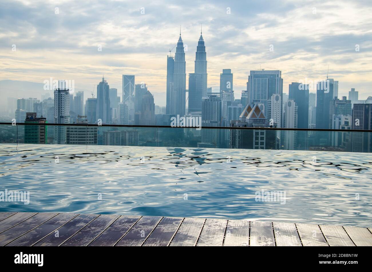 Wunderschöne Aufnahme der Stadtlandschaft von Kuala Lumpur vom Dachpool aus Stockfoto