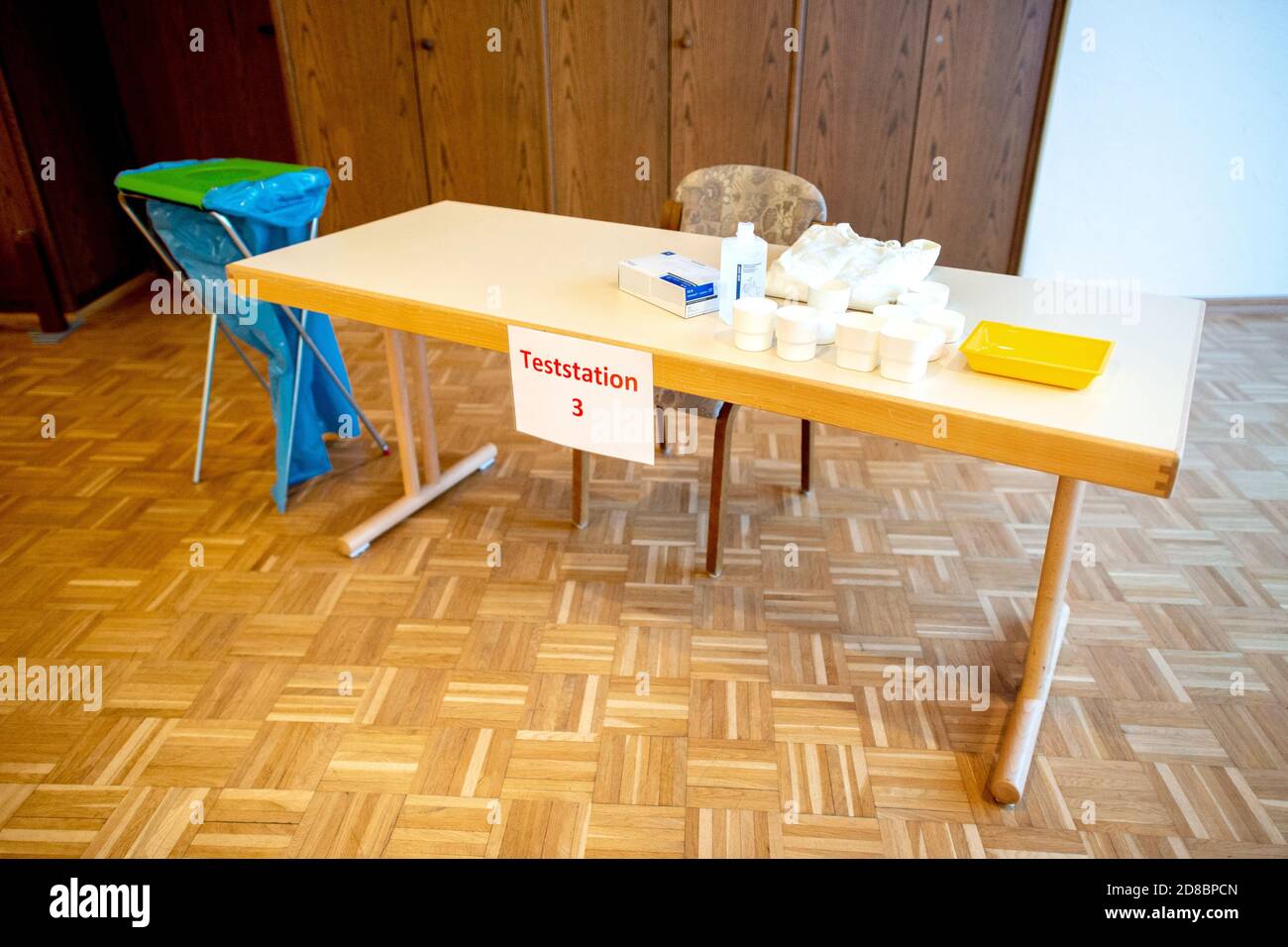 Burgwedel, Deutschland. Oktober 2020. Material für die Durchführung schneller Corona-Tests steht auf dem Tisch einer Teststation in einem Pflegeheim in der Region Hannover. Schnelltests sollen Ausbrüche in Pflegeheimen in der zweiten Welle der Corona-Pandemie verhindern. Die Niedersächsische Pflegekammer und die Niedersächsische Niederlassung des Bundesverbandes der privaten Anbieter sozialer Dienstleistungen (bpa) begrüßen das neue Verfahren. Quelle: Hauke-Christian Dittrich/dpa/Alamy Live News Stockfoto